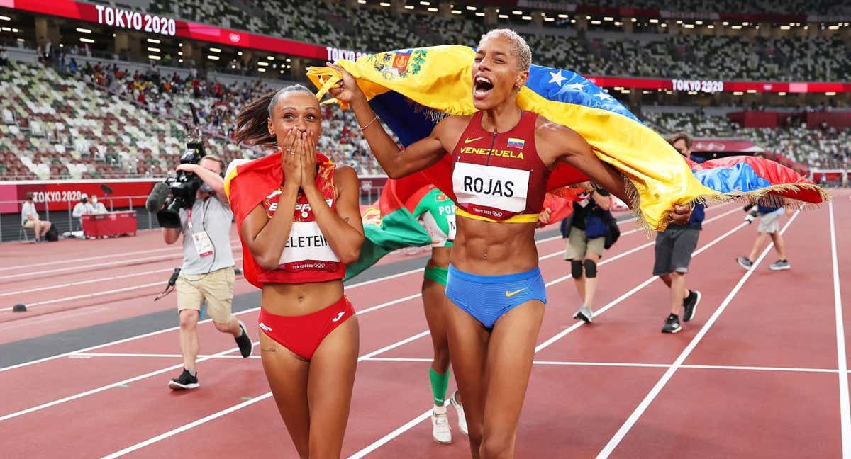 Ana Peleteiro y Yulimar Rojas, bronce y oro respectivamente, celebran sus medallas en Tokio 2020. /Getty