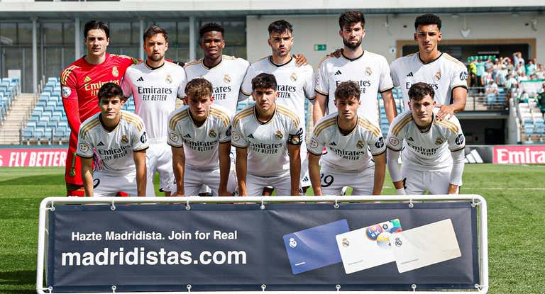 Real Madrid Castilla posa antes de un encuentro de Primera RFEF.