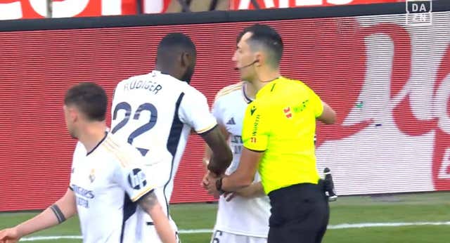El gesto de Rüdiger y Nacho ‘a lo Puyol’ tras el lanzamiento de una botella