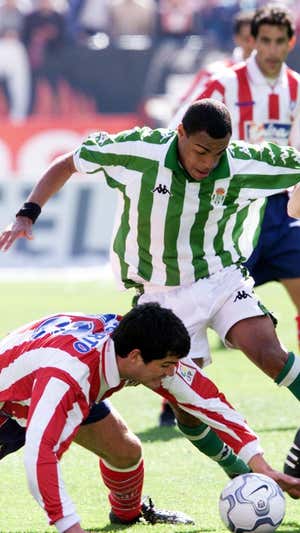 Fresnedoso trata de quitar un balón a Denilson en un Atlético - Betis.  IGNACIO GIL