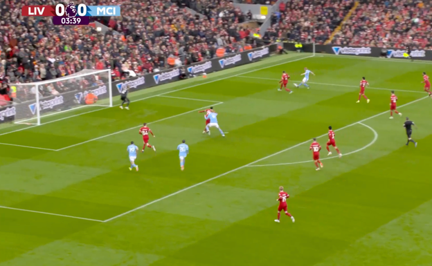 Centro de De Bruyne con un City  que tiene un 3vs2 en el área de los Red.  WYSCOUT
