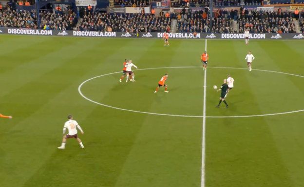 Haaland cede para De Bruyne que queda de cara.  WYSCOUT
