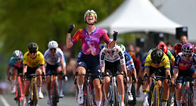 ¡Nunca celebres antes de tiempo! El insólito ‘sorpasso’ en la Amstel Gold Race femenina