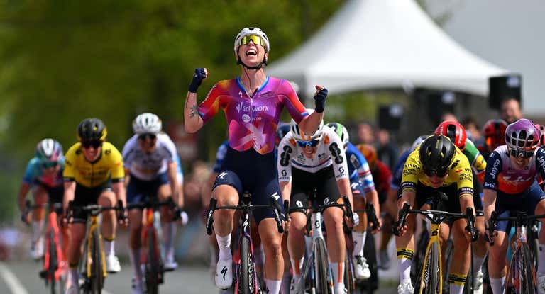 Marianne Vos firmó el 'sorpasso' en la línea de meta.