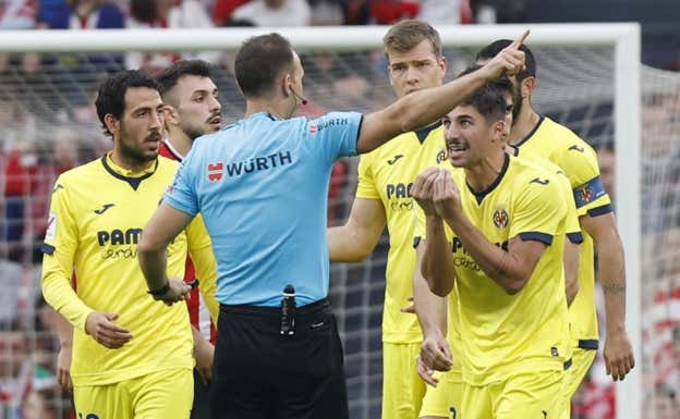 Los jugadores del Villarreal protestan la expulsión de Comesaña. EFE