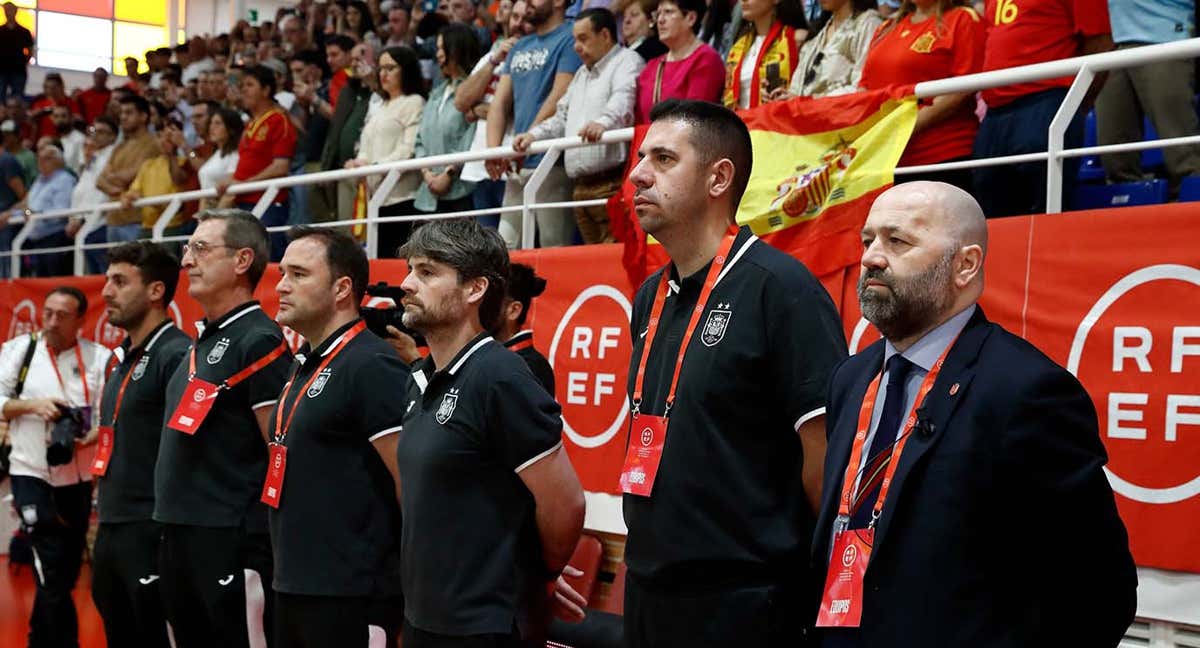 El seleccionador Fede Vidal y su segundo entrenador, Mon Barreiro, en el banquillo de España durante el partido frente a Paraguay en el Virgen de la Cabeza. /RFEF