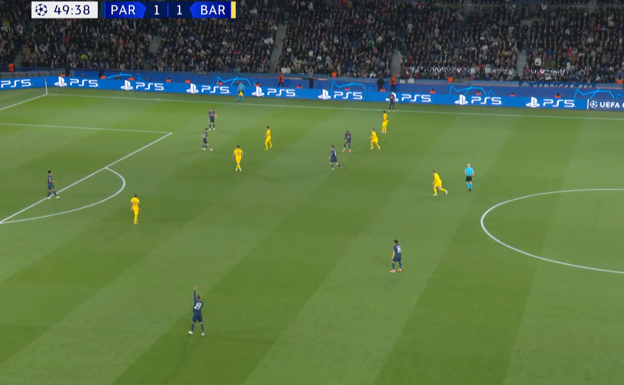 Momento previo al 2-1 del PSG, con Dembélé viniendi muy abajo a recibir y un Barça que presiona de forma desordenada.  WYSCOUT