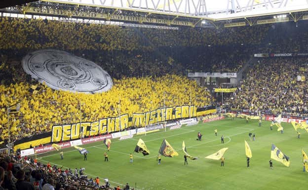Famoso Muro Amarillo del Borussia Dortmund.  FRISO GENTSCH