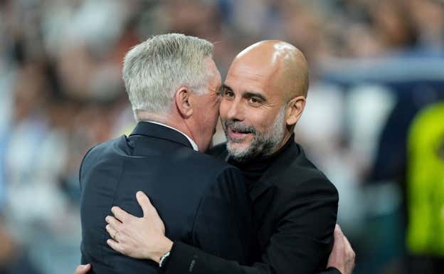 Guardiola abraza a Ancelotti en el Bernabéu.  EP