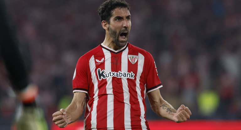 Raúl García celebra el penalti transformado en la final de Copa ante el Mallorca.