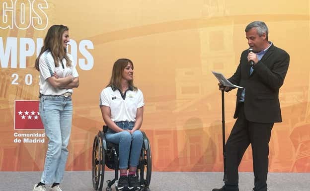 Las paralímpicas Sara Andrés, Eva Moral y el director de comunicación del CPE Luis Leardy /  JAIME MULAS