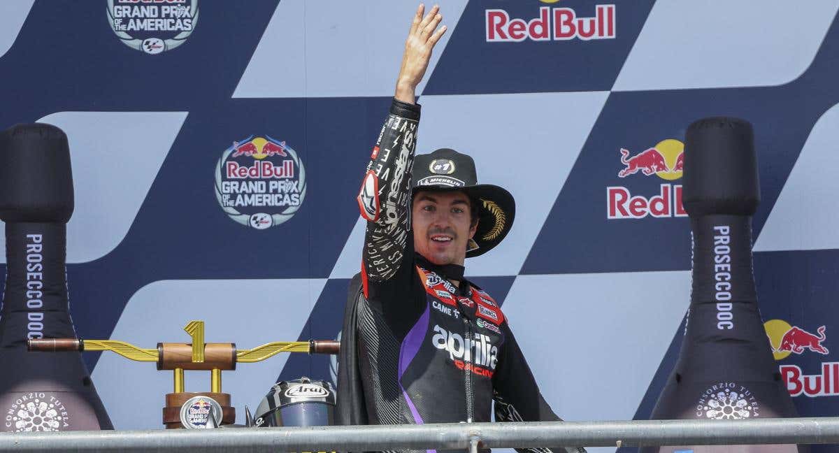Maverick Viñales celebra la victoria en el podio del GP de las Américas.