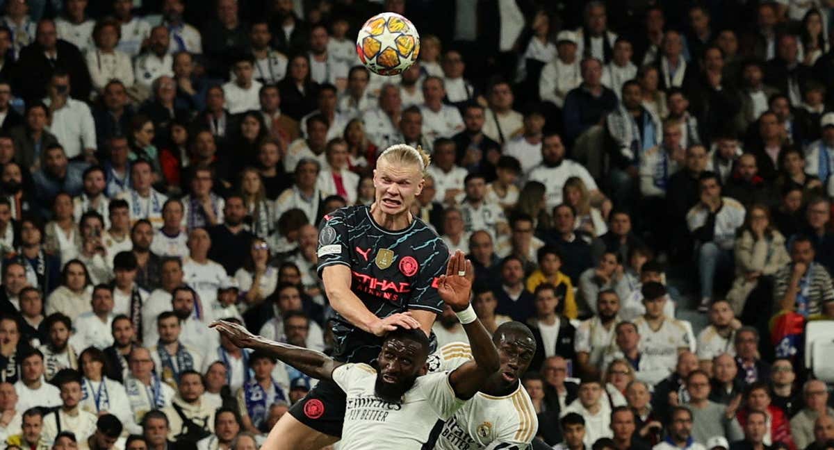 Haaland, ante Rüdiger en el Bernabéu./EFE