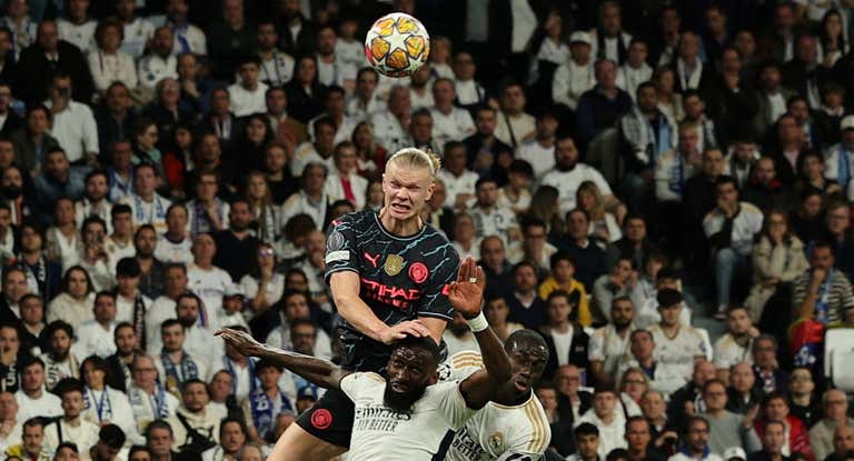 Haaland, ante Rüdiger en el Bernabéu.