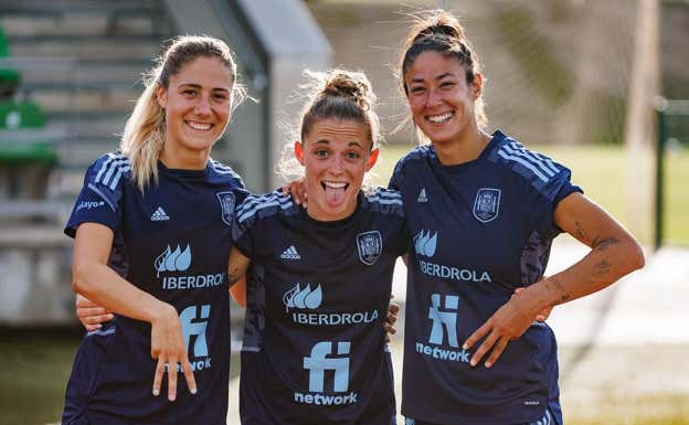 Laia, Ona y Leila durante un entrenamiento.  RFEF