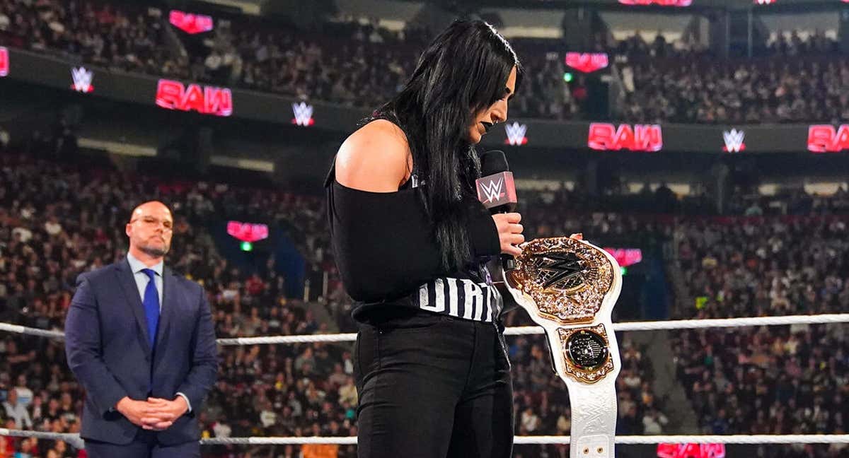 Rhea Ripley mientras abandona el Campeonato Mundial Femenino de WWE./WWE