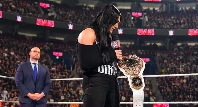 Rhea Ripley abandona su título por una lesión en el hombro