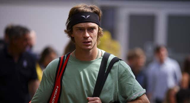 Rublev no se contiene, destroza la raqueta y se va de Barcelona en primera ronda como en Montecarlo y en Miami