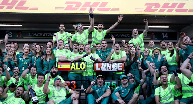 Aston Martin, celebrando el podio de Alonso en Brasil.