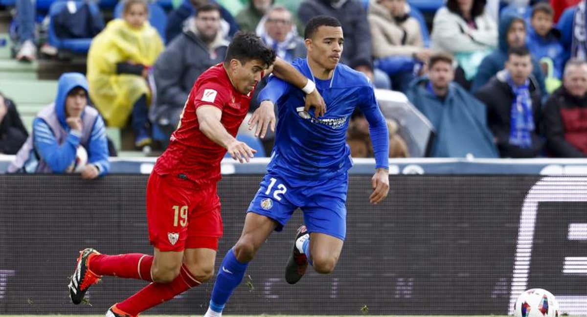 Mason Greenwood y Marcos Acuña.