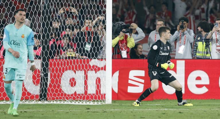 Julen Agirrezabala celebra durante la tanda de penaltis de la final de Copa ante el Mallorca.