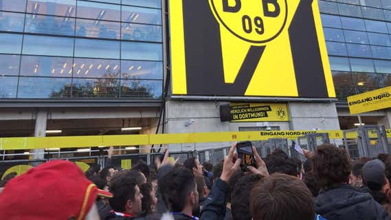 Embotellamiento de aficionados a las puertas del Signal Iduna Park. /Alberto Pérez