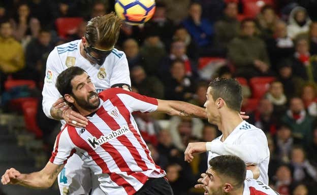 Ramos y Raúl García pugnan por un balón en un choque entre el Madrid y el Athletic. EFE