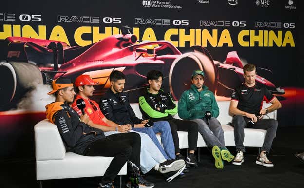 (Izquierda a derecha) Lando Norris, Charles Leclerc, Esteban Ocon, Guanyu Zhou, Fernando Alonso y Nico Hulkenberg, en la sala de prensa de China.  AFP