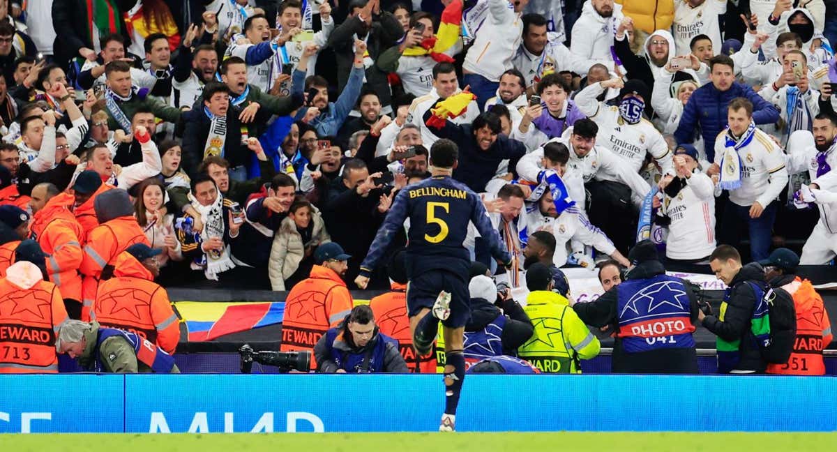 Bellingham corre hacia los aficionados del Real Madrid en el estallido de felicidad tras los penaltis en el Etihad./AFP