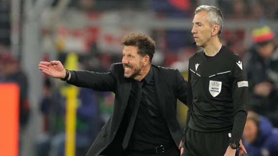 Simeone, en un momento del partido en Dortmund. /EFE