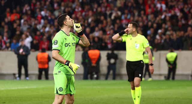 ¿Por qué el Dibu Martínez no fue expulsado tras ver la segunda amarilla en una tanda de penaltis?