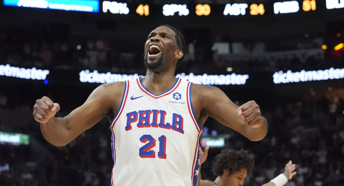 Joel Embiid celebra una acción en un partido ante los Miami Heat/ ASSOCIATED PRESS