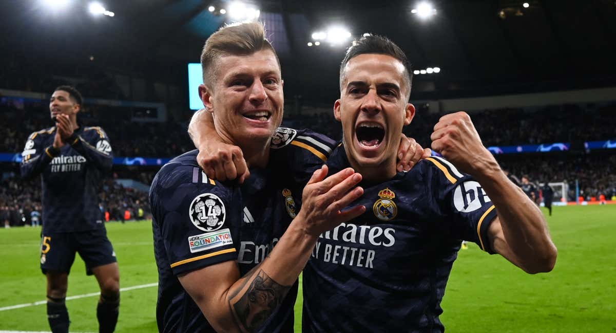 Lucas Vázquez se funde en un abrazo con Toni Kroos después de superar al City en la tanda de penaltis.