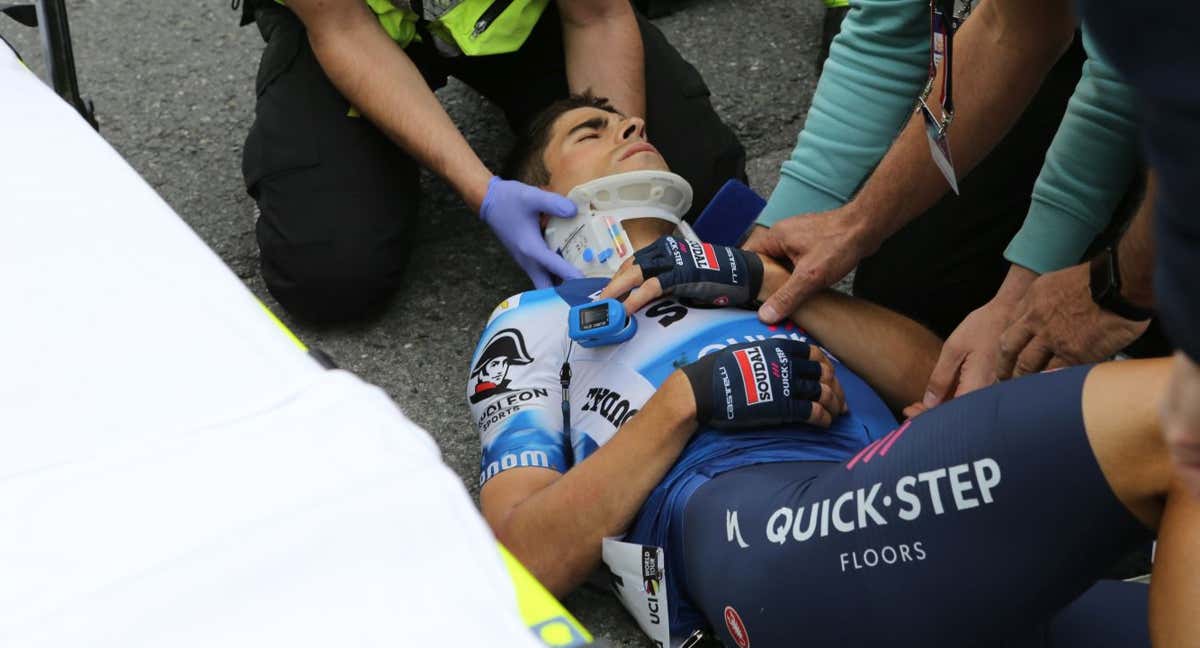 Mikel Landa es atendido tras su caída en la Vuelta al País Vasco./