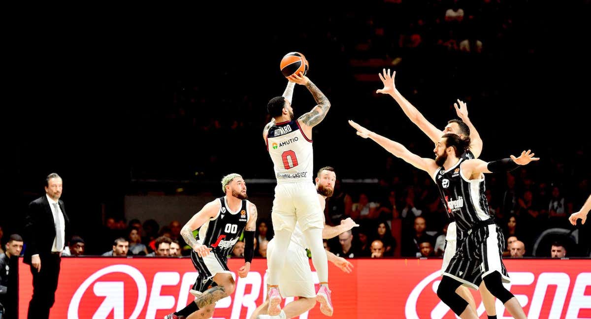 Shengelia trata de frenar a Markus Howard en el últiMo partido entre Virtus y Baskonia. /GETTY IMAGES/LUCA SGAMELLOTTI