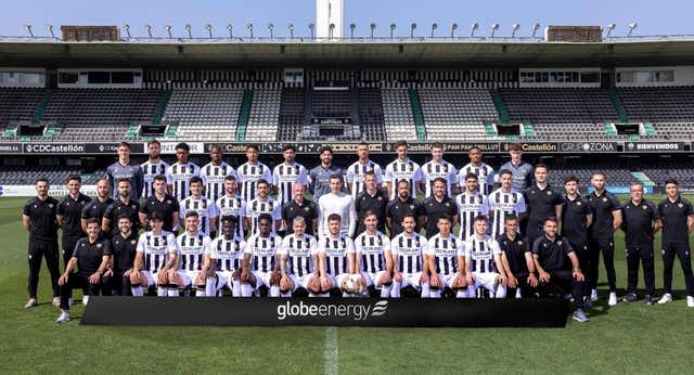 ¿Qué hace un perro en la foto de grupo del Castellón? Óscar es uno más y mascota del enemigo de Doncic: «Te hace más atractivo»