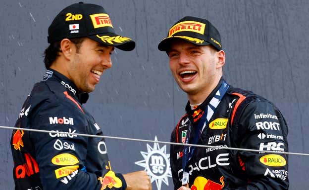 Checo Pérez y Max Verstappen, celebrando un doblete de Red Bull.  REUTERS