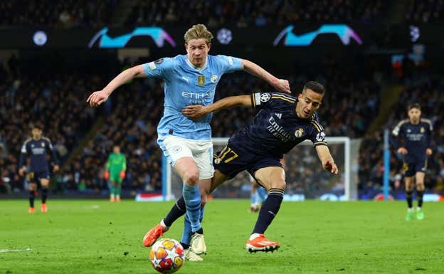 Lucas Vázquez intenta robarle un balón a De Bruyne.  REUTERS