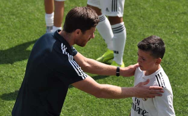 Moya y Xabi Alonso en un partido.  Relevo.