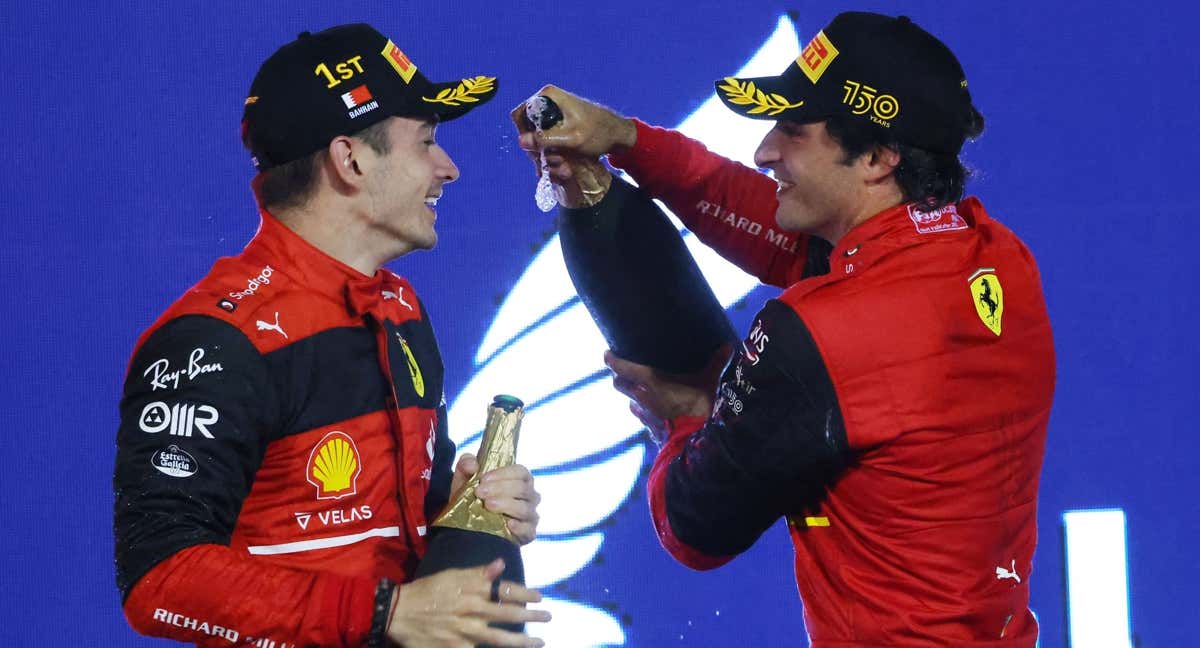 Charles Leclerc y Carlos Sainz, celebrando en Baréin. /AFP