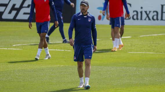 Simeone durante la sesión de entrenamiento del sábado. /EFE