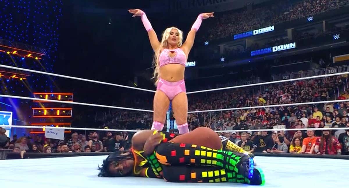 Tiffany Stratton, tras atacar a Naomi en SmackDown./WWE