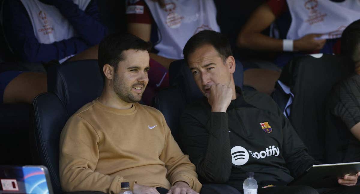 Jonatan Giráldez y Rafel Navarro conversan durante el partido ante el Chelsea. /Reuters