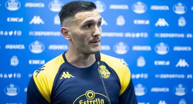 Lucas Pérez, golazo con aroma a ascenso y una petición de respeto: «Quien quiera saber de mi vida privada, que venga a Abegondo»