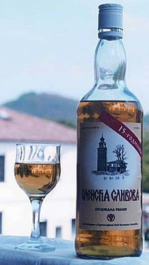 Una botella de Rakia. Twitter