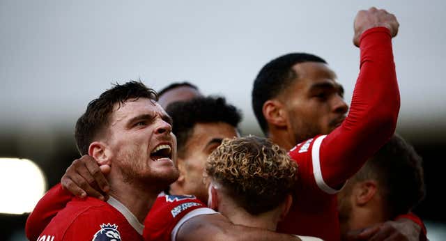 Gravenberch despierta al Liverpool a tiempo y lo mantiene en la lucha por la Premier League