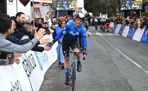 Canal saluda a sus paisanos en la tercera etapa de O Gran Camiño 2024.  GETTY SPORT / MOVISTAR TEAM