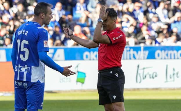Gil Manzano explica a Kike por qué anula el penalti.  EFE