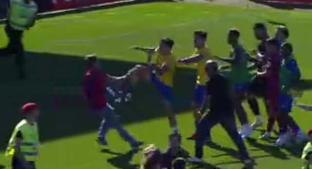 Invasión, patada voladora, dos rojas, un ‘9’ de portero y un empate… ¡en el 110′ sin prórroga!