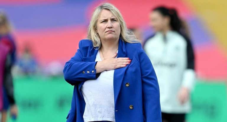 Emma Hayes, entrenadora del Chelsea, agradece el apoyo de su afición tras ganar al Barça en la ida de las semifinales de la Champions femenina.